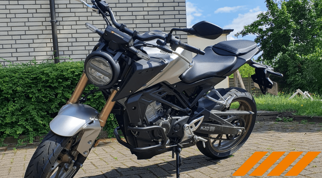 Modernes silbernes A1-Motorrad der Fahrschule Wichmann in Lemwerder für den Motorradführerschein.