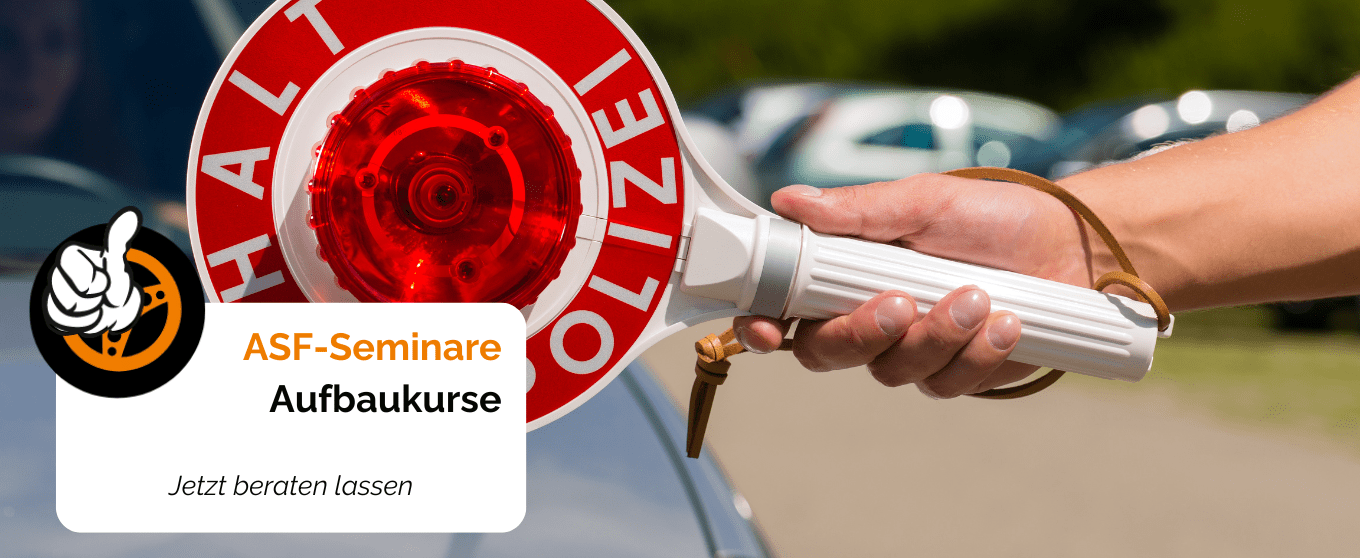 Hand hält eine Polizei-Haltkelle bei ASF-Aufbaukurs in Rastede im Straßenverkehr