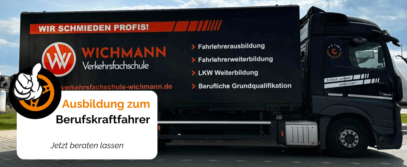 LKW der Fahrschule Wichmann mit Ausbildungsinfos und Logo in Rastede auf dem Parkplatz