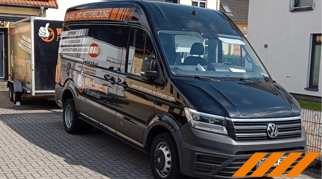 Modernes VW-Schulungsfahrzeug mit Anhänger der Fahrschule Wichmann für C1E- und Anhängerführerschein in Lemwerder.