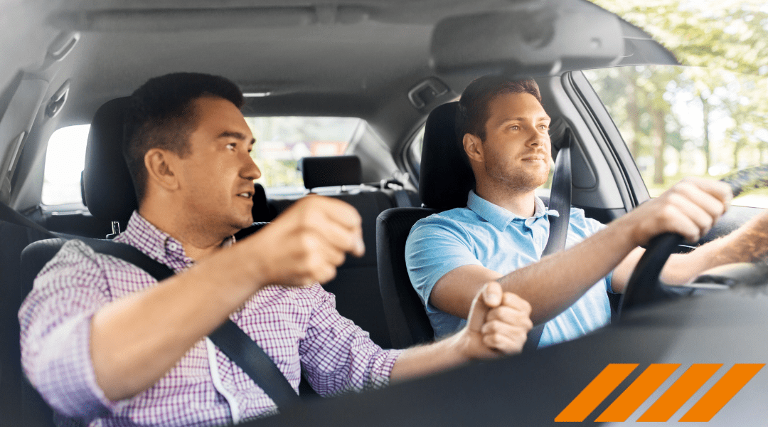 Fahrlehrer erklärt in Rastede einem Fahrschüler die Fahrpraxis im Auto