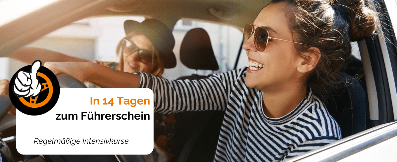 Lachende Fahrschülerin im Auto bei Intensivkurs der Fahrschule Wichmann Rastede