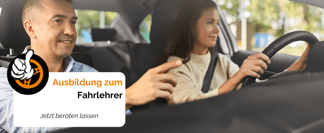 Fahrlehrer begleitet Fahrschülerin beim Autofahren in Rastede im modernen Schulungsauto