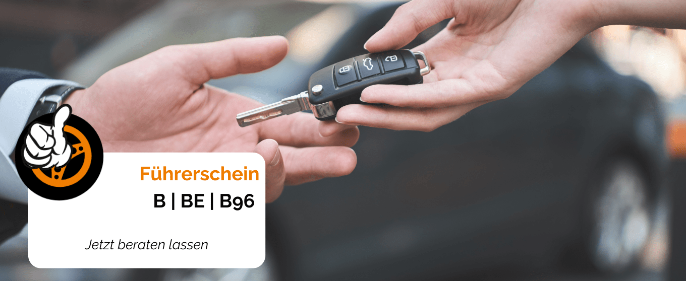 Autoschlüssel wird in Rastede von einer Hand zur anderen gereicht