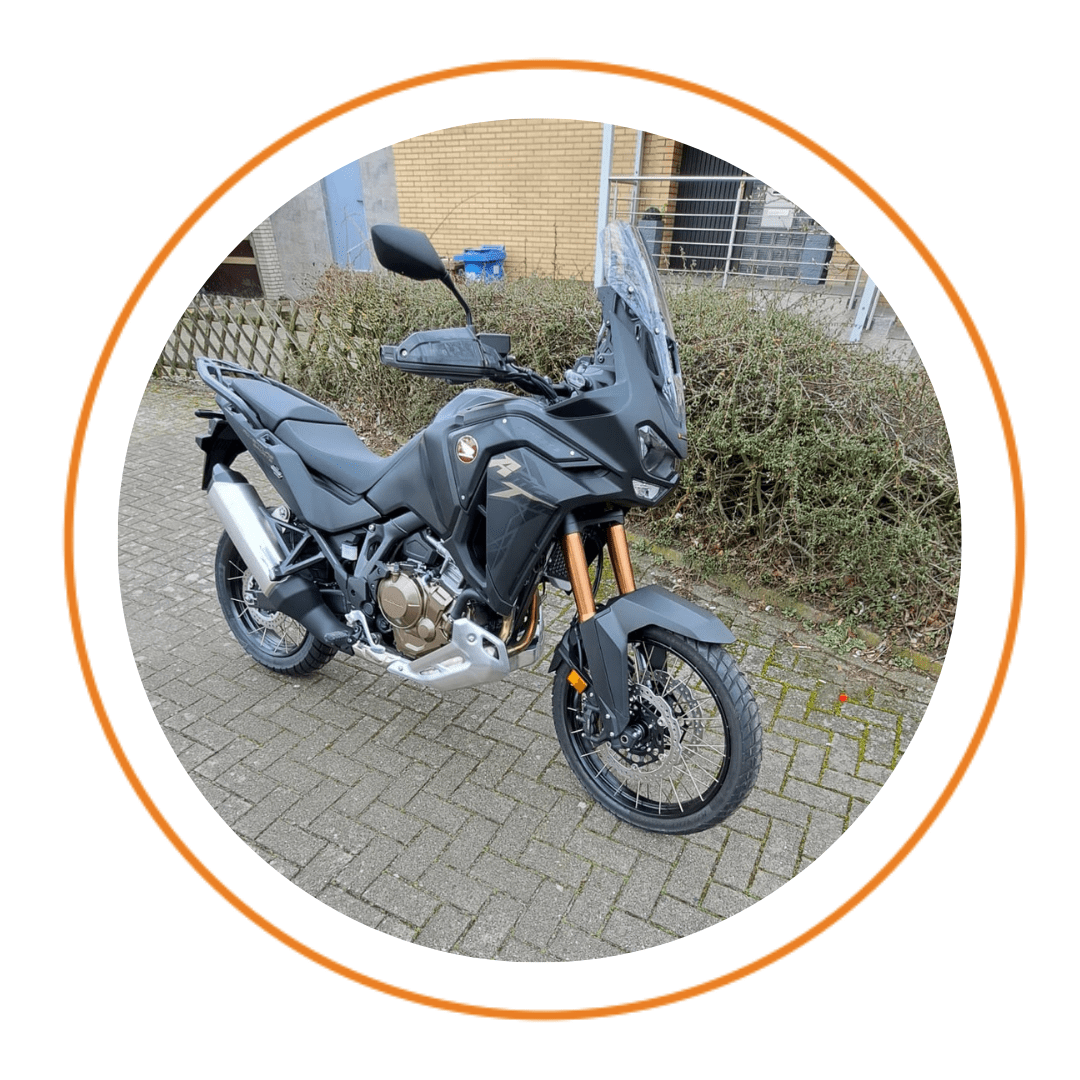 Modernes Motorrad der Fahrschule Wichmann in Rastede geparkt auf Pflastersteinen
