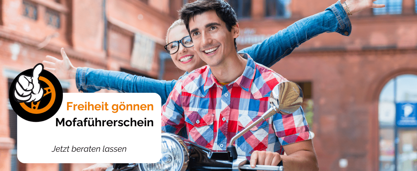 Zwei glückliche junge Fahranfänger fahren gemeinsam Mofa vor einem Backsteingebäude Junge Leute auf einem Mofa lächeln vor moderner Kulisse in Rastede