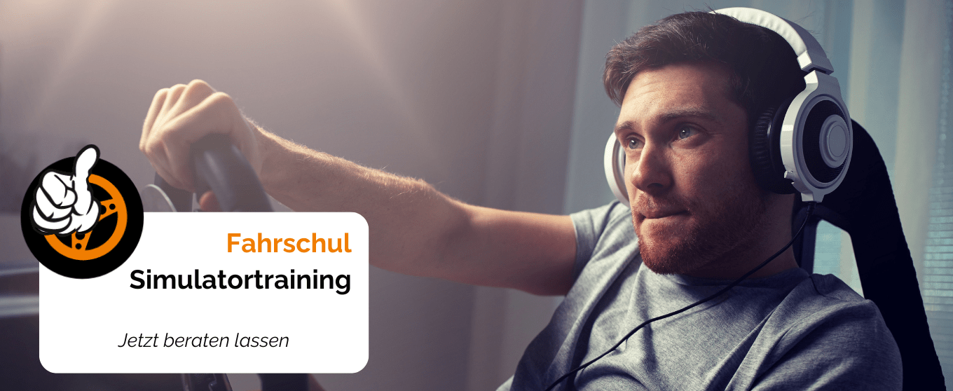 Mann führt Fahrsimulatortraining mit Headset in heller Fahrschule Rastede durch