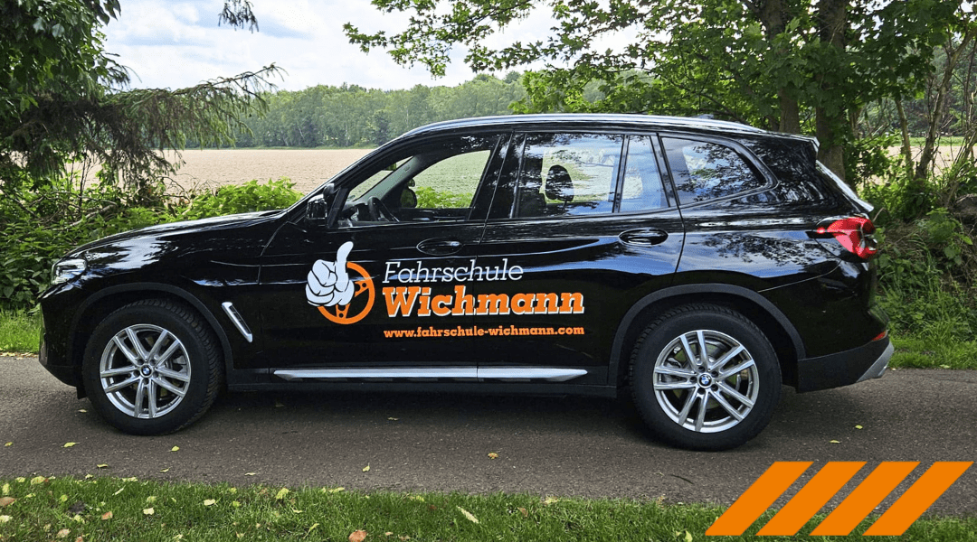 Fahrschulauto mit Rastede-Beschriftung von Fahrschule Wichmann am Wegesrand
