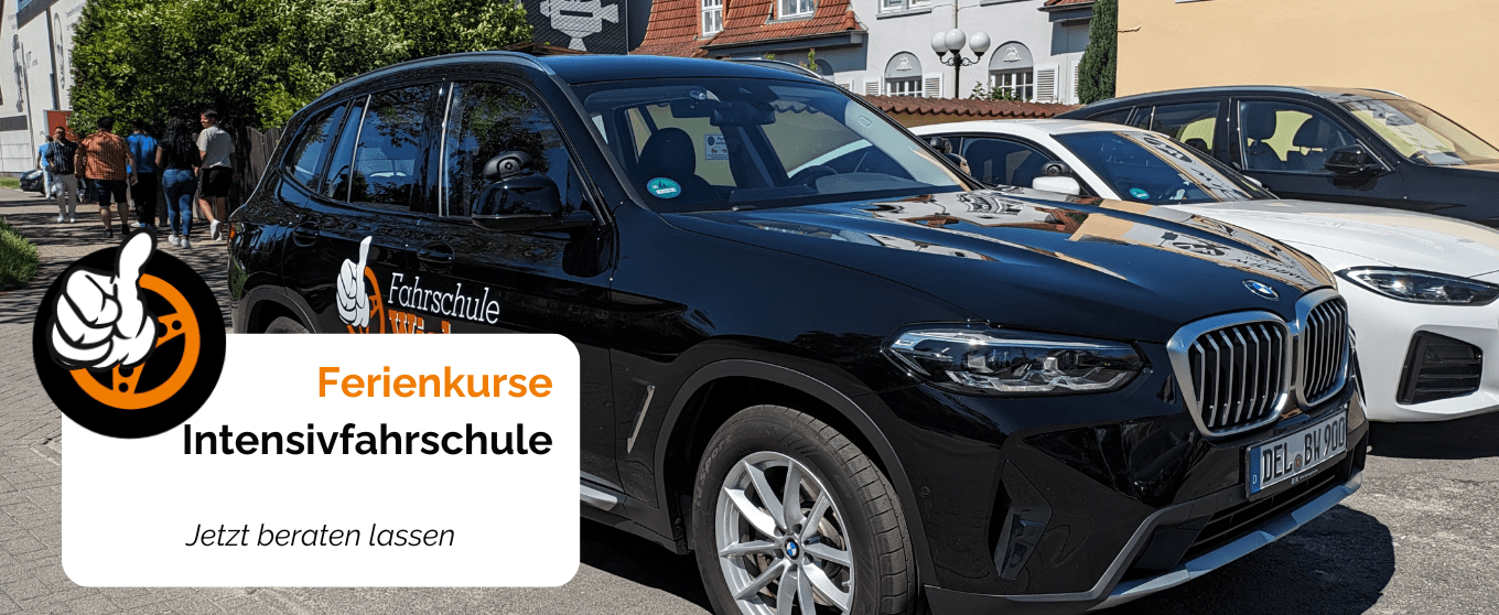 Moderner BMW der Fahrschule Wichmann am neuen Standort Rastede auf dem Parkplatz BMW mit Fahrschule Wichmann Beschriftung vor der Rastede Filiale geparkt