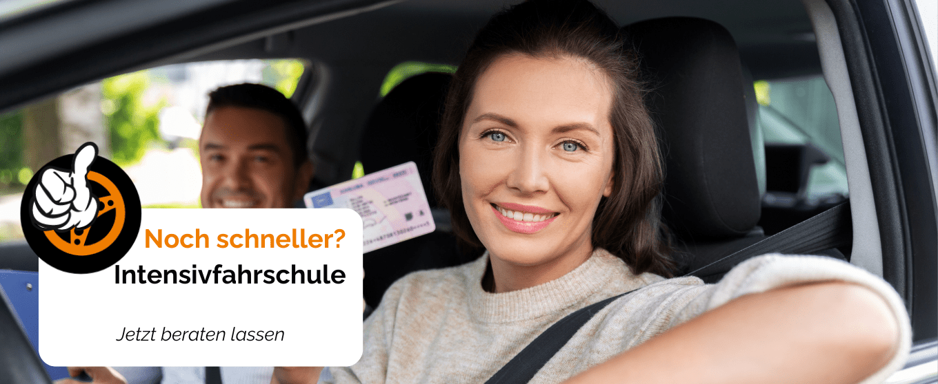 Glückliche Fahrschülerin im Auto hält stolz ihren Führerschein nach Intensivkurs in Rastede Junge Frau im Auto hält Führerschein nach Erfolg bei Fahrschule Rastede in der Hand