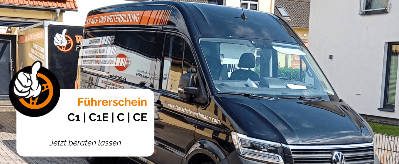 Modernes Fahrschulfahrzeug der Fahrschule Wichmann vor der Filiale Rastede