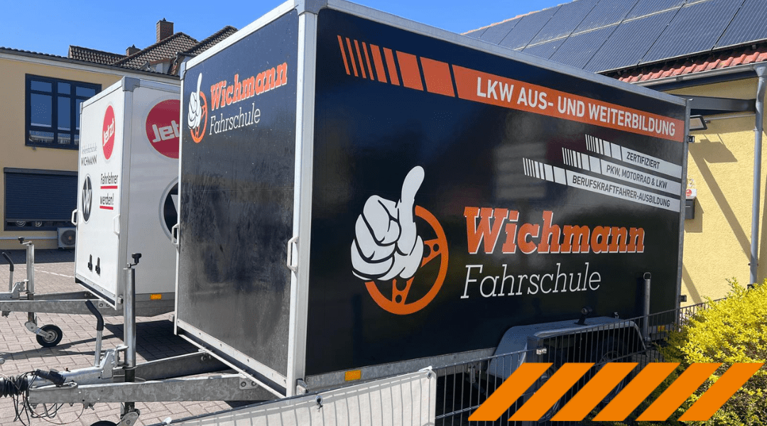 Anhänger der Wichmann Fahrschule Rastede mit Logo und Aufschrift zur LKW-Ausbildung