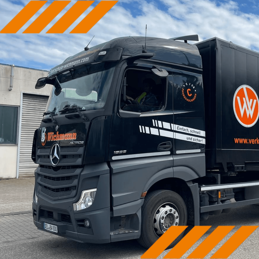 Moderner schwarzer LKW der Fahrschule Wichmann in Delmenhorst, ideal für den LKW-Führerschein und Intensivkurse.