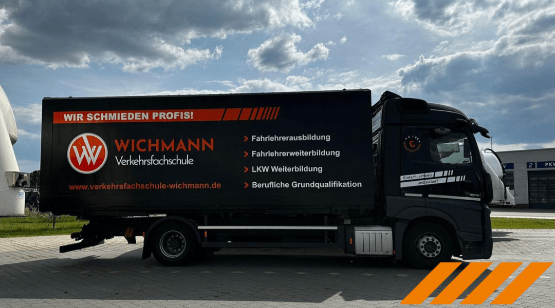 Moderner LKW der Verkehrsfahrschule Wichmann mit Infos zur Fahrlehrer- und LKW-Ausbildung in Lemwerder.