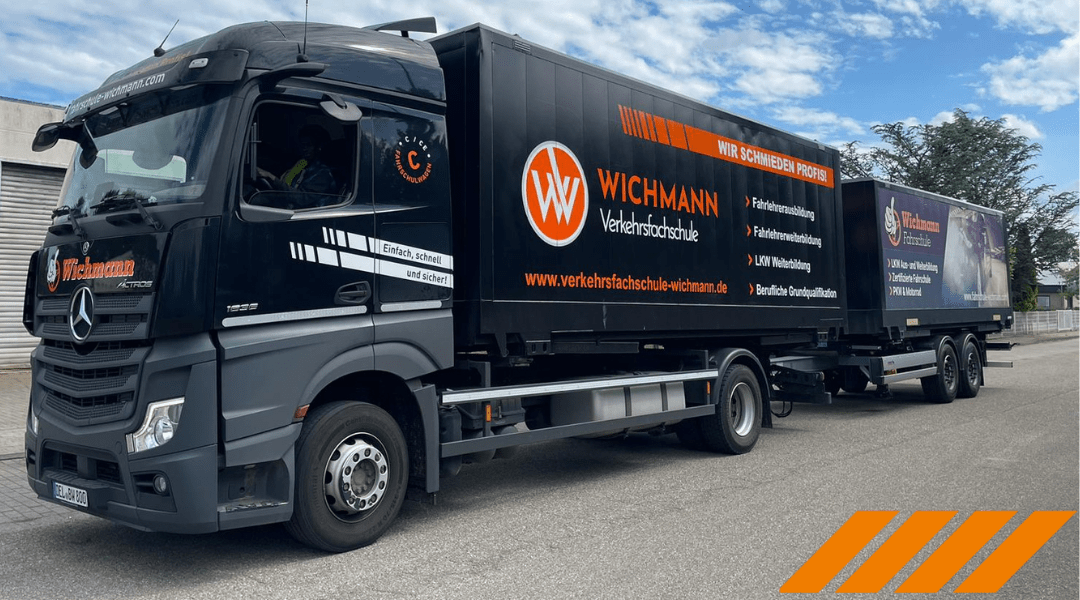 Moderner schwarzer LKW mit Anhänger der Fahrschule Wichmann Lemwerder für LKW- und Anhängerführerschein-Ausbildung.