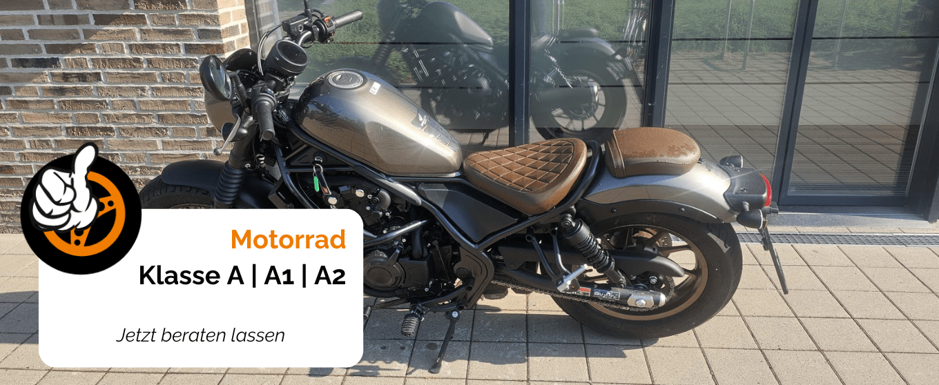 Stylisches Motorrad vor der neuen Fahrschule Wichmann in Rastede mit Glasfassade Motorrad vor der modernen Fahrschule Wichmann in Rastede mit reflektierender Glasfassade