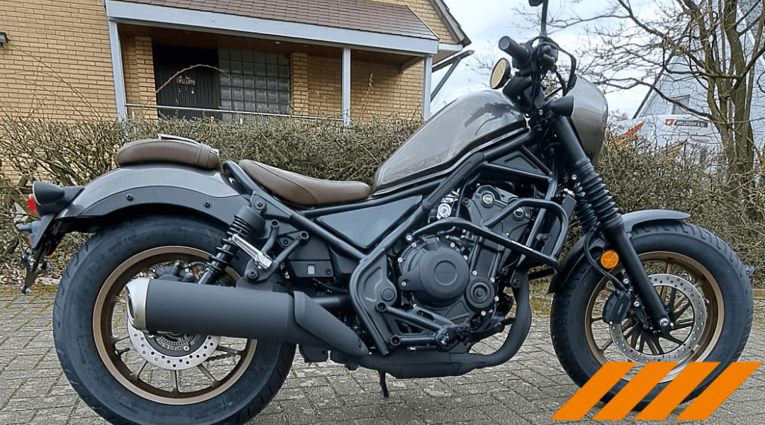 Motorrad vor der Filiale der Fahrschule Wichmann in Rastede mit Ziegelhaus im Hintergrund