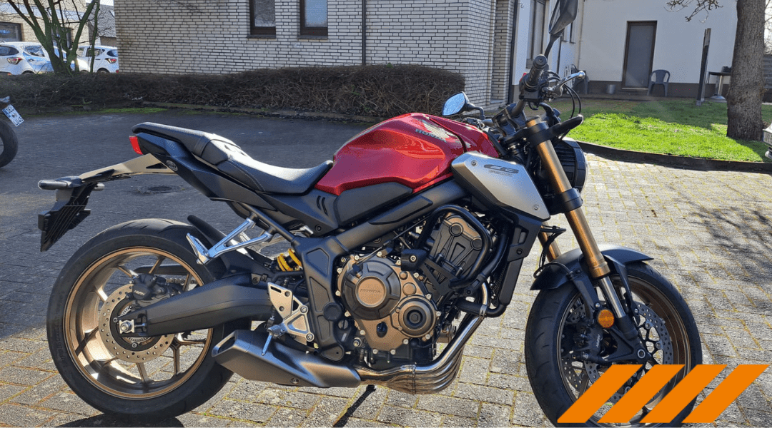 Modernes rotes Naked Bike vor Fahrschule Wichmann – bereit für deinen Motorradführerschein in Lemwerder oder Wesermarsch.