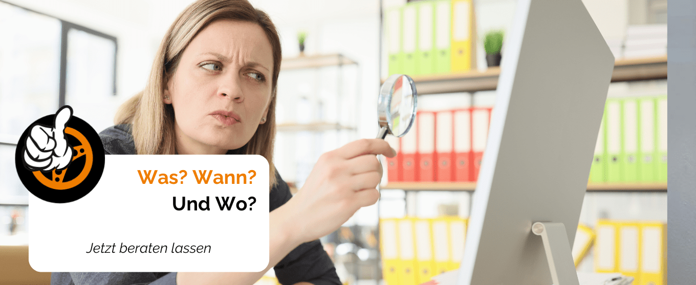 Frau mit Lupe vor Computer im modernen Theorieunterricht in Rastede