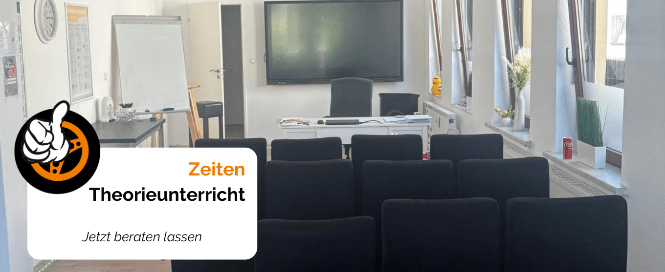 Moderner Unterrichtsraum mit bequemen Stühlen und großem Bildschirm in Rastede