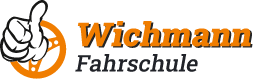 Logo der Fahrschule Wichmann mit Daumen hoch und Lenkrad in Rastede