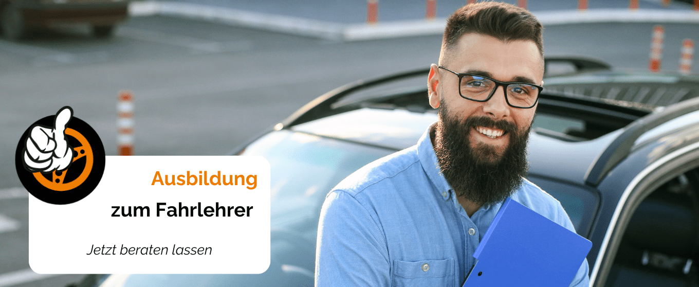 Fahrlehreranwärter mit Klemmbrett vor Schulungsfahrzeug auf Fahrschulgelände in Rastede