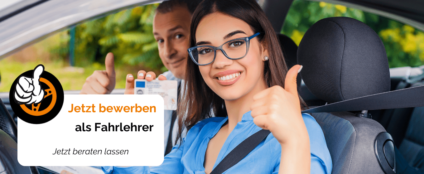 Erfolgreiche Fahrschülerin im Auto mit Führerschein und Daumen hoch in Rastede