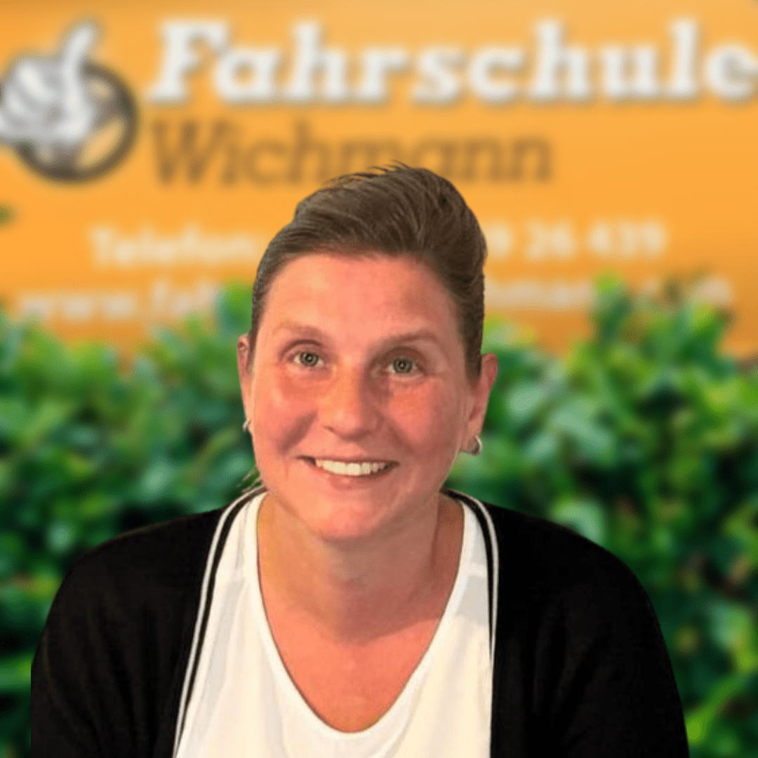 Freundliche Fahrlehrerin Tanja vor dem Standort-Schild Fahrschule Wichmann Rastede