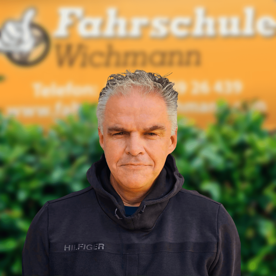 Fahrlehrer vor Fahrschule Wichmann Schild in Rastede