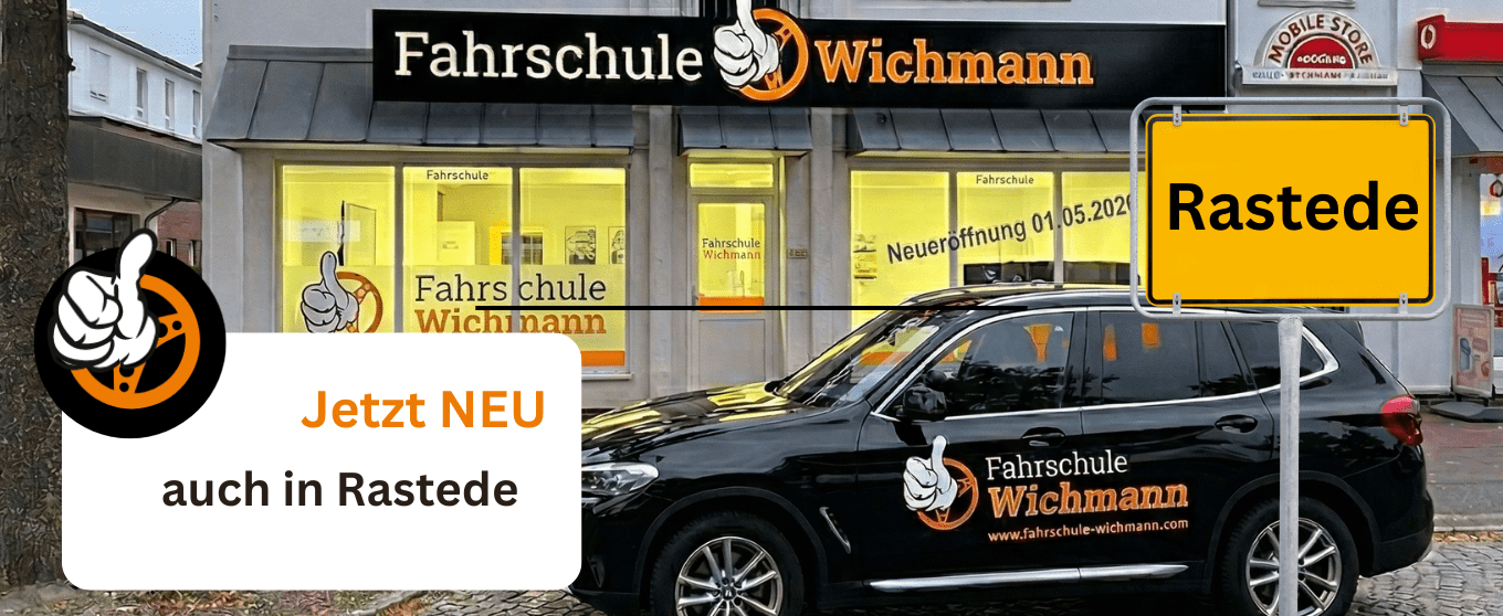 Fahrschule Wichmann Rastede mit Auto, Schaufenster und großem Rastede-Schild