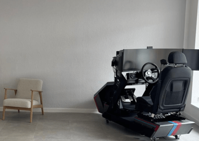Fahrsimulator mit Lenkrad und Pedalen in hellem Raum in Rastede